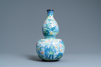 Een overgedecoreerde blauw-witte Delftse chinoiserie vaas met pseudo-Chinees merk, ca. 1700