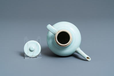 Een Chinese monochrome celadon dekselkan met onderglazuur decor, Qianlong