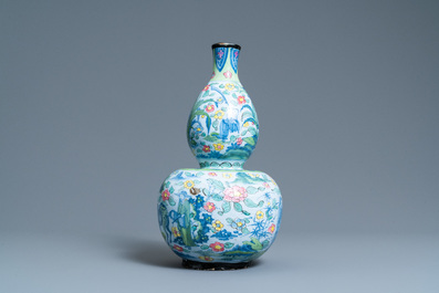 Un vase en fa&iuml;ence de Delft en bleu et blanc surd&eacute;cor&eacute;e, marque pseudo-chinois, vers 1700