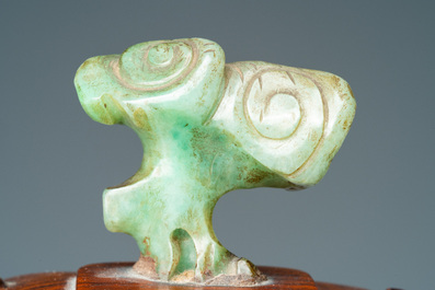 Un br&ucirc;le-parfum en bronze partiellement dor&eacute; au couvercle en bois et jade, Chine, marque de Xuande, Kangxi