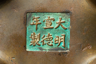 Een Chinese deels vergulde bronzen wierookbrander met deksel in hout en jade, Xuande merk, Kangxi