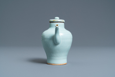 Une verseuse couverte en porcelaine de Chine c&eacute;ladon monochrome &agrave; d&eacute;cor incis&eacute;, Qianlong