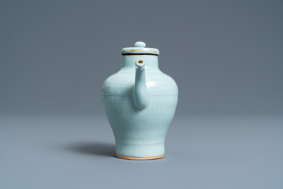 Een Chinese monochrome celadon dekselkan met onderglazuur decor, Qianlong