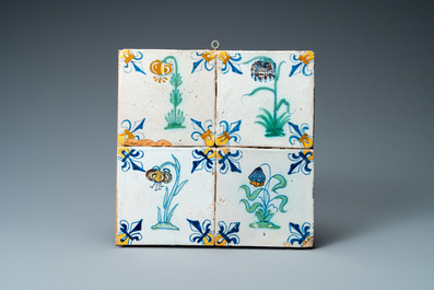 Twaalf polychrome Delftse tegels met bloemen, 17e eeuw