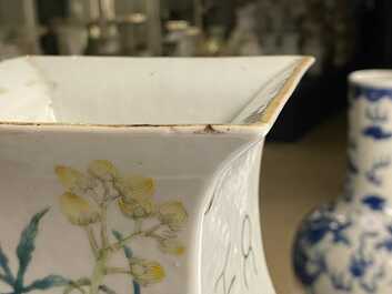 Une paire de vases de forme carr&eacute;e en porcelaine de Chine famille rose, 19/20&egrave;me