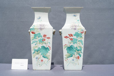 Une paire de vases de forme carr&eacute;e en porcelaine de Chine famille rose, 19/20&egrave;me