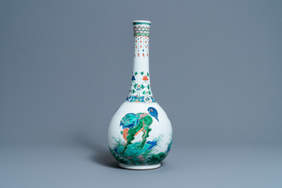 Un grand vase de forme bouteille en porcelaine de Chine famille verte &agrave; d&eacute;cor d'animaux mythiques, Kangxi