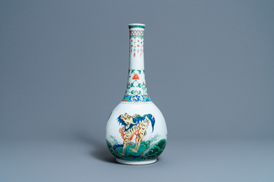 Un grand vase de forme bouteille en porcelaine de Chine famille verte &agrave; d&eacute;cor d'animaux mythiques, Kangxi