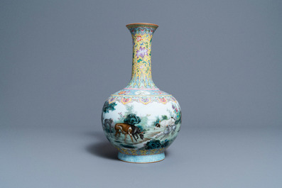 Un vase de forme bouteille en porcelaine de Chine famille rose &agrave; d&eacute;cor de chiens, marque de Qianlong