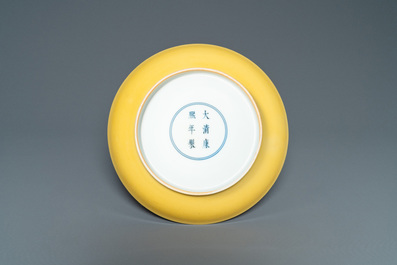 Een Chinees monochroom geel bord, Kangxi merk en periode