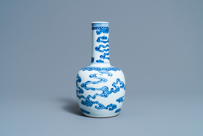 Een Chinese blauw-witte 'Bleu de Hue' vaas voor de Vietnamese markt, Kangxi