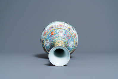 Un vase de forme bouteille en porcelaine de Chine famille rose &agrave; d&eacute;cor de chiens, marque de Qianlong