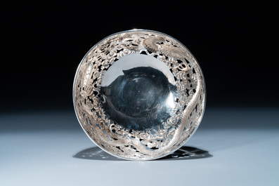 Un tazza et une coupe tripode &agrave; anse en argent, Sing Fat, Canton ou Shanghai, Chine, 19/20&egrave;me