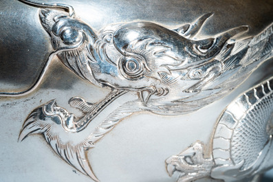 Een Chinese zilveren 'draken' theepot, Sing Fat, Canton of Hongkong, Republiek