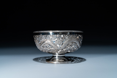 Un tazza et une coupe tripode &agrave; anse en argent, Sing Fat, Canton ou Shanghai, Chine, 19/20&egrave;me