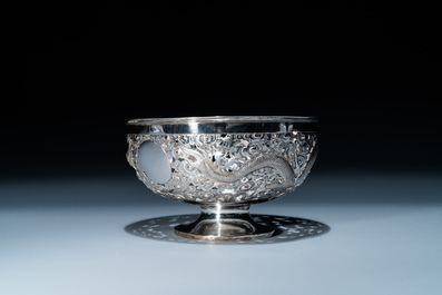 Un tazza et une coupe tripode &agrave; anse en argent, Sing Fat, Canton ou Shanghai, Chine, 19/20&egrave;me