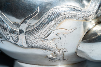 Une th&eacute;i&egrave;re couverte en argent &agrave; d&eacute;cor d'un dragon, marque de Sing Fat, Chine, Canton ou Hongkong, R&eacute;publique