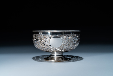 Un tazza et une coupe tripode &agrave; anse en argent, Sing Fat, Canton ou Shanghai, Chine, 19/20&egrave;me