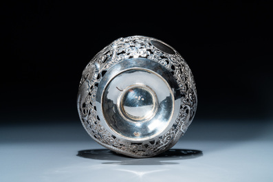 Un tazza et une coupe tripode &agrave; anse en argent, Sing Fat, Canton ou Shanghai, Chine, 19/20&egrave;me