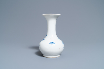 A Chinese blue and white 'Bleu de Hue' vase for the Vietnamese market, 'The Glory of Hanoi mark', 19th C.