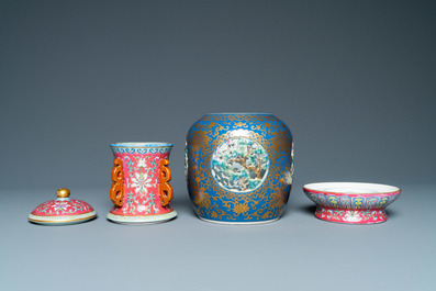 Een vierdelige Chinese opengewerkte en draaiende famille rose vaas, Qianlong merk, Republiek