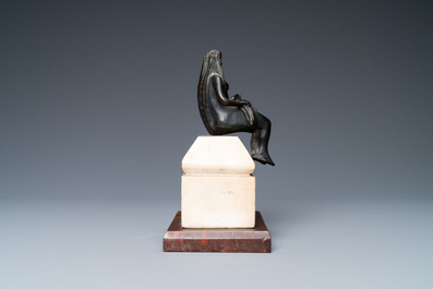 Une statue d'une jeune femme assise couverte d&rsquo;un linge pudique en bronze patin&eacute; noir sur socle en marbre, Italie, 16&egrave;me