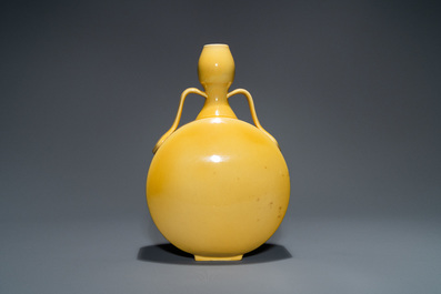 Un vase de forme 'bianhu' en porcelaine de Chine jaune monochrome, R&eacute;publique