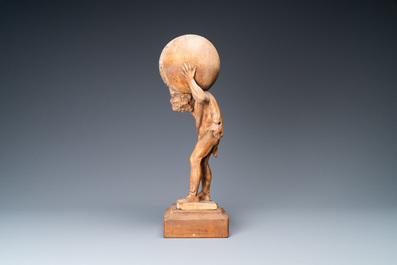 Une statue d'Atlas portant le globe c&eacute;leste sur ses &eacute;paules en tilleul sculpt&eacute;, Allemagne, vers 1700