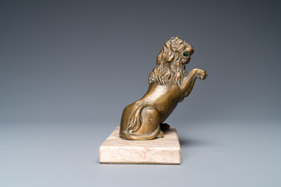 Un mod&egrave;le d'un lion en bronze sur socle en marbre, 17&egrave;me