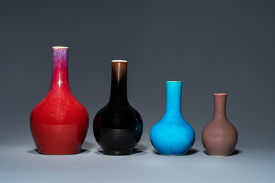 Quatre vases de forme bouteille en porcelaine de Chine monochrome, Kangxi et 19&egrave;me