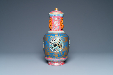 Een vierdelige Chinese opengewerkte en draaiende famille rose vaas, Qianlong merk, Republiek