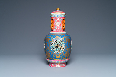 Un vase ajour&eacute; et tournant en porcelaine de Chine famille rose compos&eacute; de quatre pi&egrave;ces, marque de Qianlong, R&eacute;publique