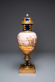 Un grand vase couvert figurant Napoleon en porcelaine dans le style de S&egrave;vres &agrave; monture en bronze dor&eacute;, sign&eacute; Desprez, France, 19&egrave;me