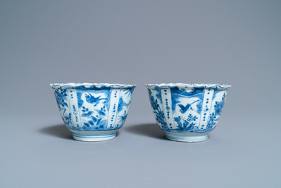 A pair of Chinese blue and white kraak porcelain 'crow' bowls, Wanli