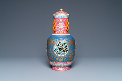 Un vase ajour&eacute; et tournant en porcelaine de Chine famille rose compos&eacute; de quatre pi&egrave;ces, marque de Qianlong, R&eacute;publique