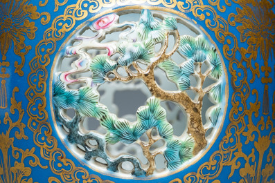 Un vase ajour&eacute; et tournant en porcelaine de Chine famille rose compos&eacute; de quatre pi&egrave;ces, marque de Qianlong, R&eacute;publique