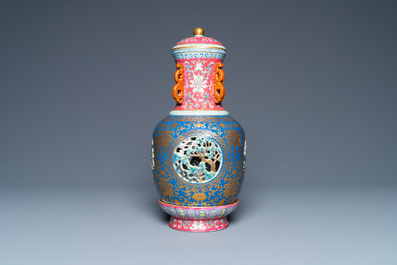 Un vase ajour&eacute; et tournant en porcelaine de Chine famille rose compos&eacute; de quatre pi&egrave;ces, marque de Qianlong, R&eacute;publique