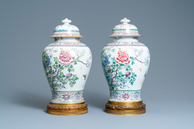 Une paire de vases couverts en porcelaine de style famille rose de Chine mont&eacute;s en bronze dor&eacute;, Samson, Paris, 19&egrave;me