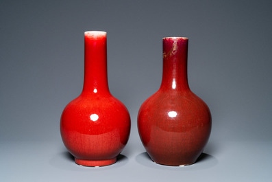 Twee Chinese monochrome flesvormige sang-de-boeuf vazen, 19/20e eeuw