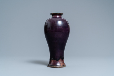 Un vase de forme 'meiping' en porcelaine de Chine aubergine monochrome, Ming