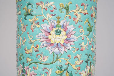 Un grand vase de forme cylindrique en porcelaine de Chine famille rose &agrave; d&eacute;cor appliqu&eacute; de rinceaux de lotus, Jiaqing/Daoguang