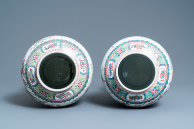 Une paire de vases couverts en porcelaine de style famille rose de Chine mont&eacute;s en bronze dor&eacute;, Samson, Paris, 19&egrave;me