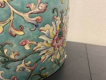 Un grand vase de forme cylindrique en porcelaine de Chine famille rose &agrave; d&eacute;cor appliqu&eacute; de rinceaux de lotus, Jiaqing/Daoguang