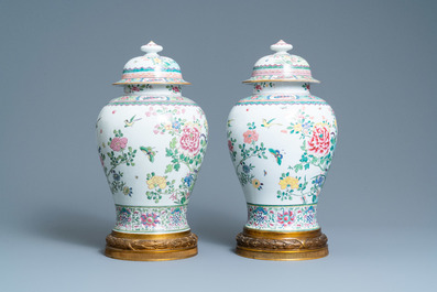 Une paire de vases couverts en porcelaine de style famille rose de Chine mont&eacute;s en bronze dor&eacute;, Samson, Paris, 19&egrave;me