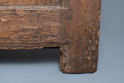 Een eikenhouten voorpaneel van een koffer met het wapen van Frankrijk en van de Dauphin, Frankrijk, 2e helft 15e eeuw