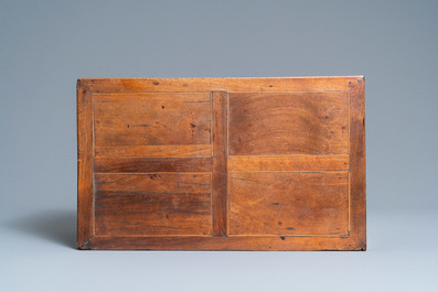 Een klein kabinet in mahoniefineer en gegraveerde benen plaquettes, Itali&euml;, 17e eeuw