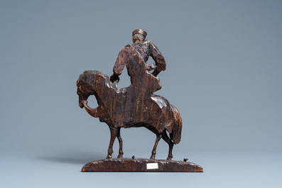 Een eikenhouten figuur van een ruiter te paard, 1e helft 16e eeuw