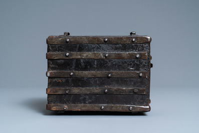 Un coffret de voyage en bois recouvert de cuir cisel&eacute; &agrave; d&eacute;cor de rinceaux, France, 15&egrave;me