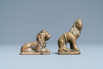 Twee kleine bronzen modellen van leeuwen, 16e eeuw