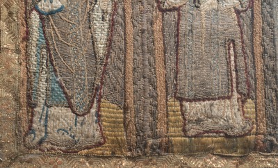 Deux grands fragments d'orfrois en laine, fils d&rsquo;argent et fils de soie figurant des saints sous des arcatures, Espagne, d&eacute;but du 17&egrave;me